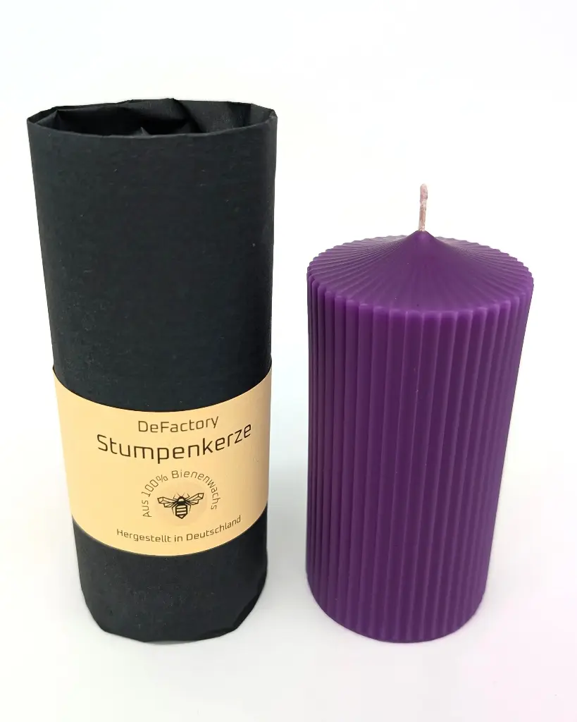 Stumpenkerze 100% Bienenwachs gefärbt 120mmx55mm lila rillen (1)