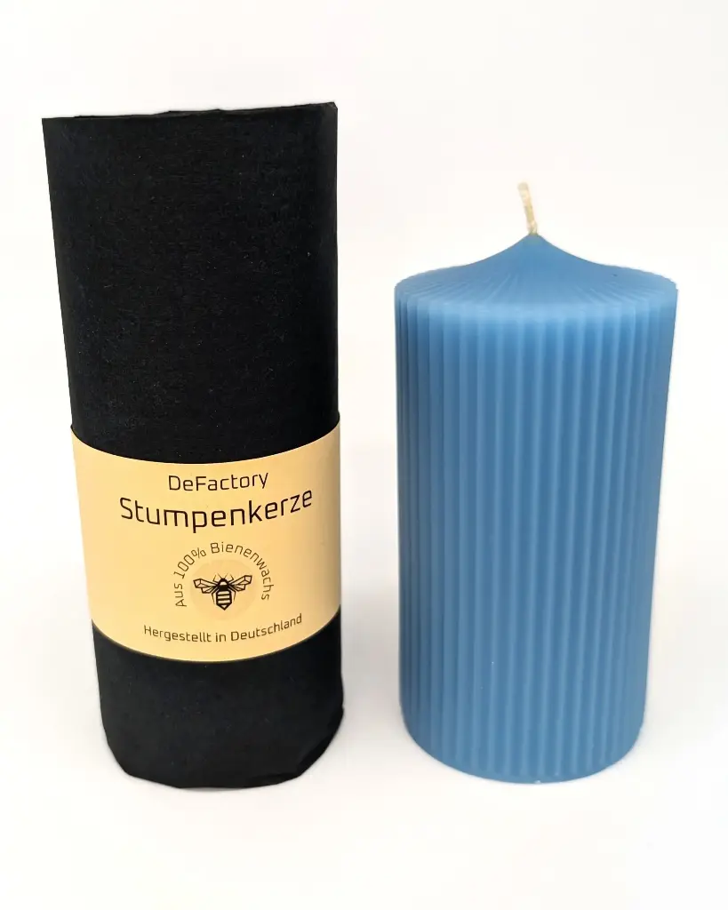 Stumpenkerze 100% Bienenwachs gefärbt 120mmx55mm hellblau rillen (1)